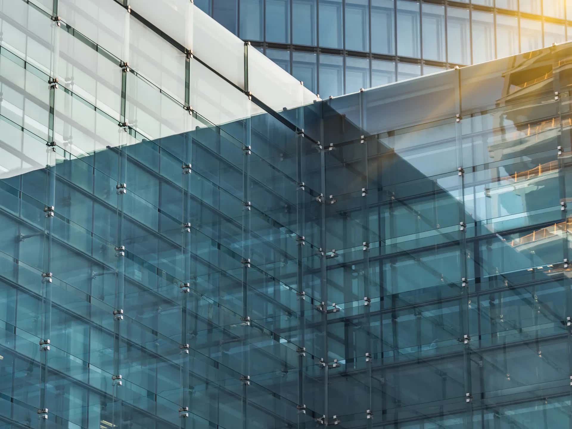 Fachada de aluminio y vidrio de un edificio de oficinas en Barcelona